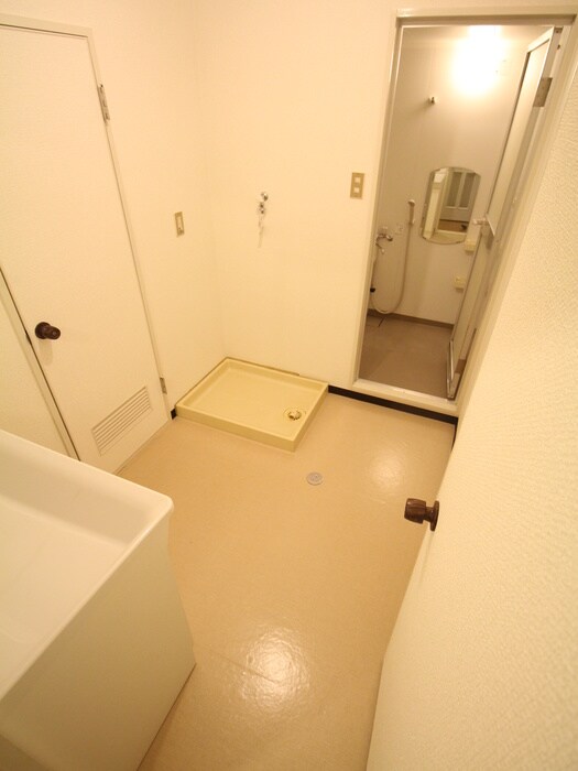 物件内観写真16　(洗濯機置場)