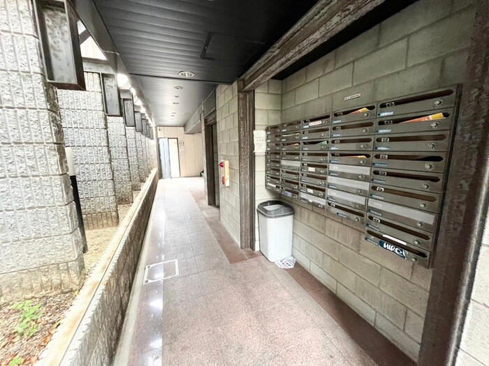 物件外観写真3　(エントランス部分)