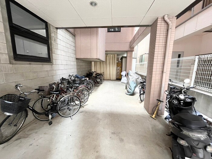 物件外観写真4　(駐輪場)