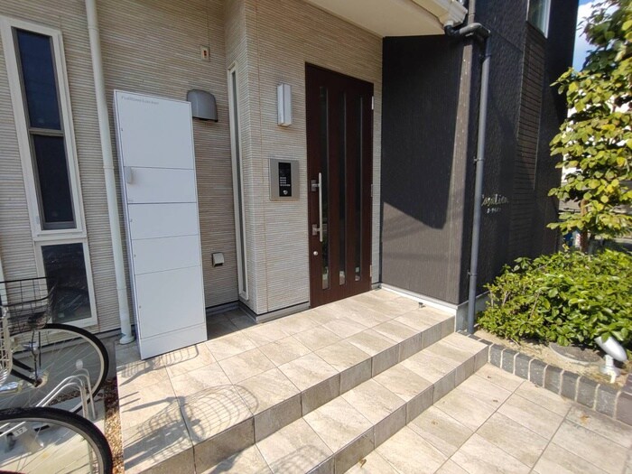 物件外観写真4　(エントランス部分)