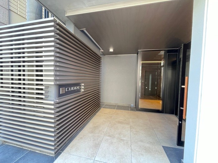 物件外観写真3　(エントランス部分)