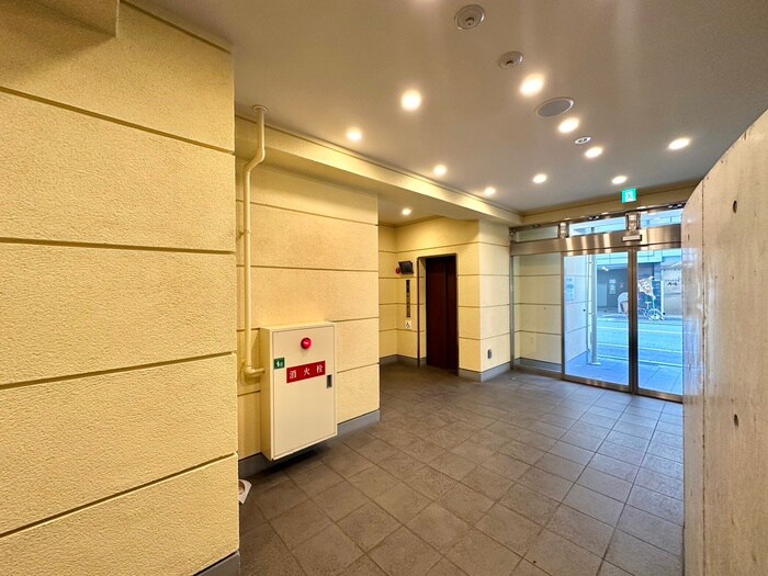 物件外観写真2　(エントランス部分)