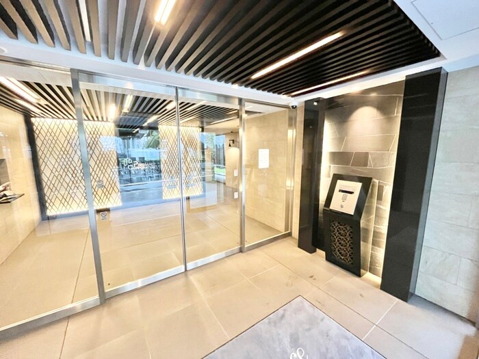 物件外観写真4　(エントランス部分)