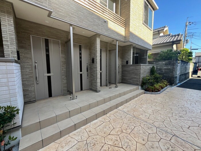 物件外観写真3　(エントランス部分)