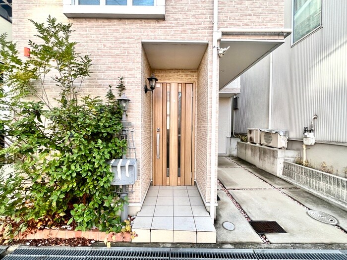 物件外観写真3　(エントランス部分)