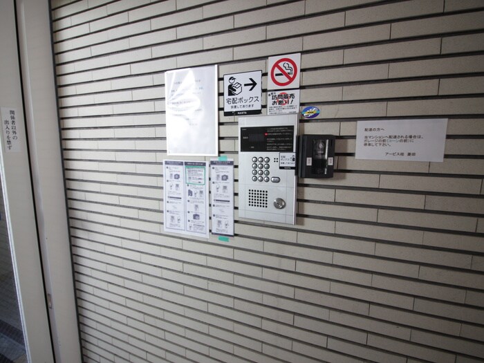 物件外観写真6　(エントランス部分)