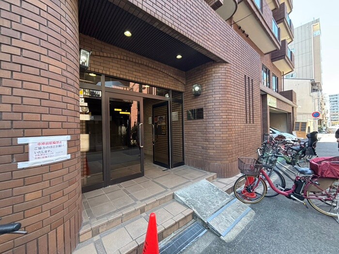 物件外観写真2　(エントランス部分)