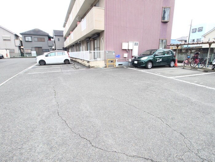 物件外観写真4　(駐車場)