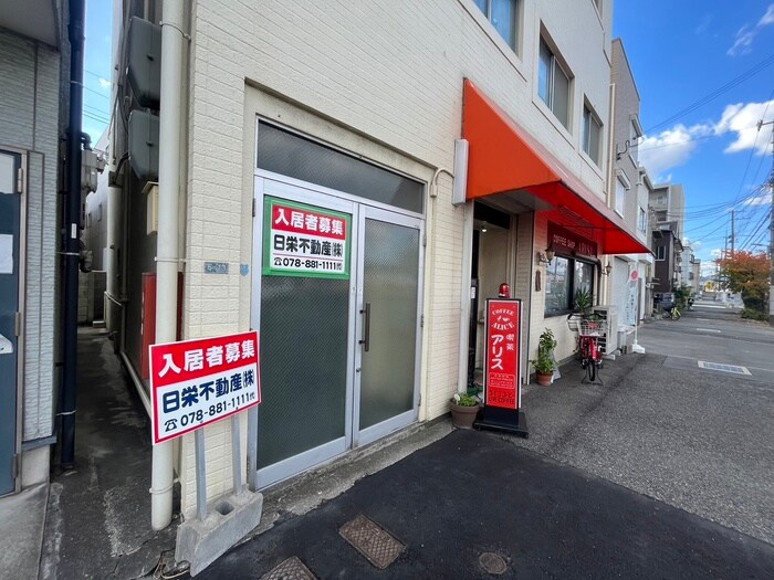 物件外観写真3　(エントランス部分)