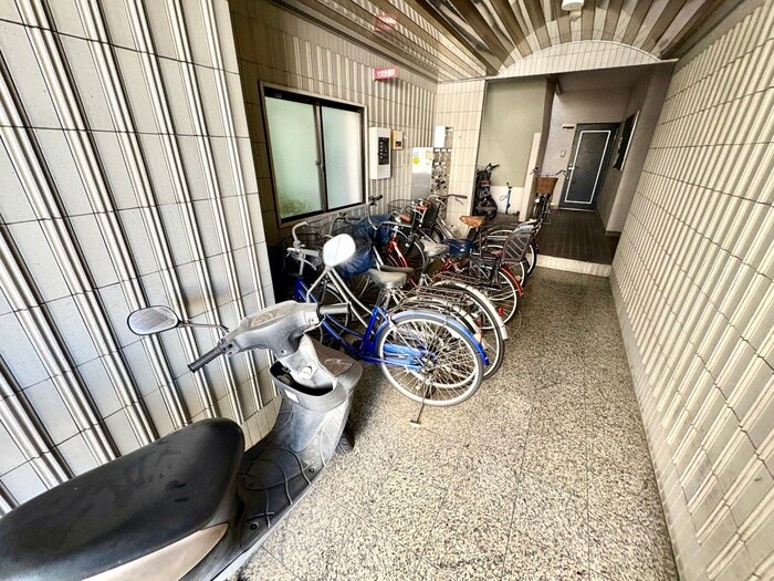 物件外観写真4　(駐輪場)