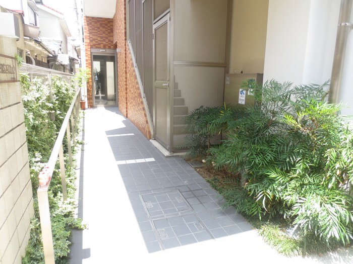 物件外観写真2　(エントランス部分)