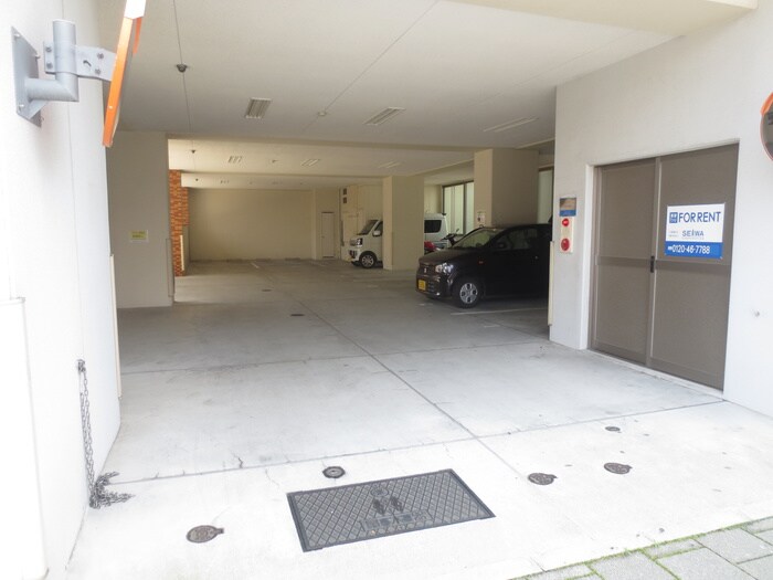 物件外観写真4　(駐車場)