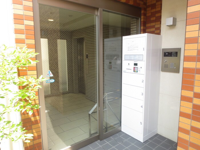 物件外観写真6　(エントランス部分)