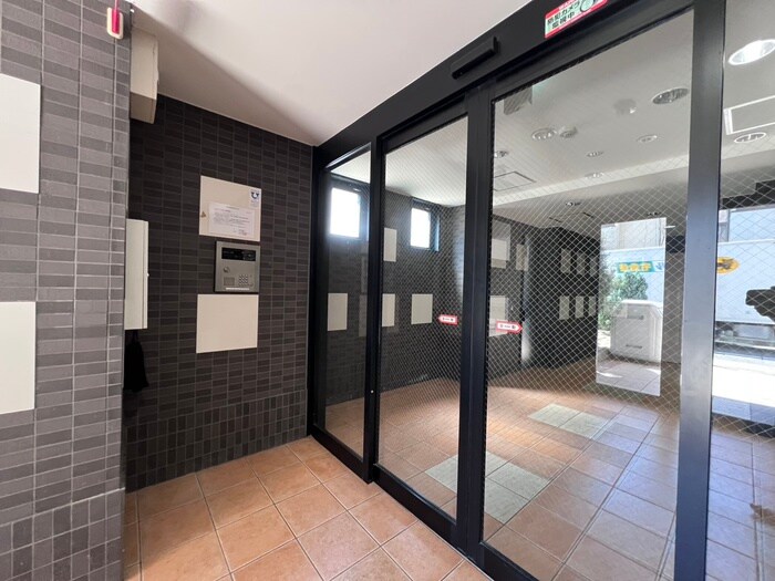 物件外観写真5　(エントランス部分)