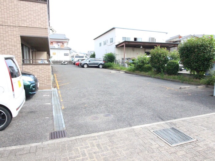物件外観写真4　(駐車場)