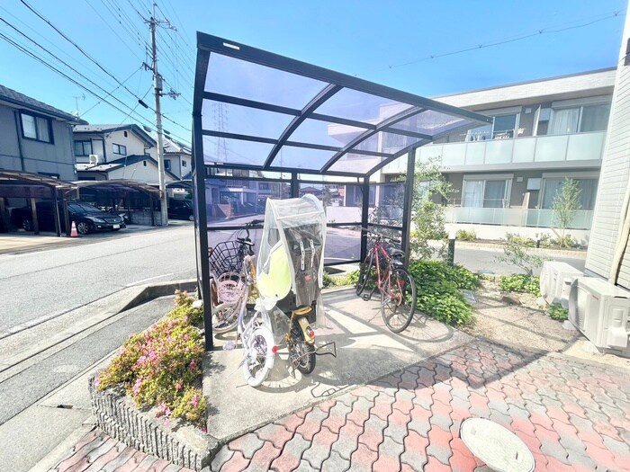 物件外観写真2　(駐輪場)