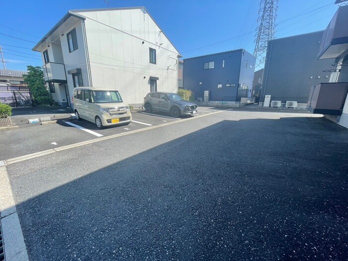 物件外観写真3　(駐車場)