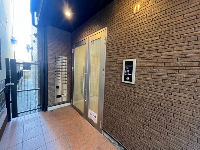 物件外観写真2　(エントランス部分)