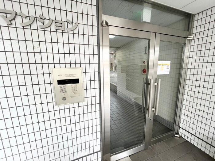 物件外観写真3　(エントランス部分)