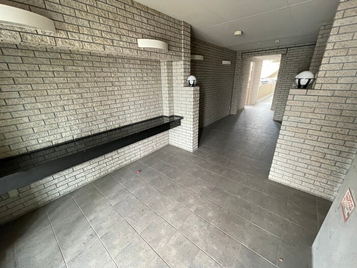 物件外観写真6　(エントランス部分)