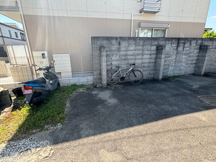 物件外観写真4　(駐輪場)