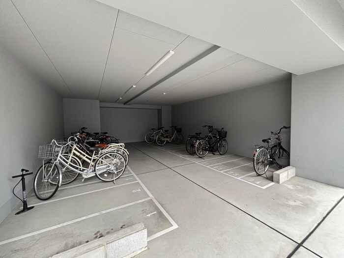 物件外観写真4　(駐輪場)