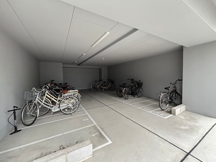 物件外観写真4　(駐輪場)