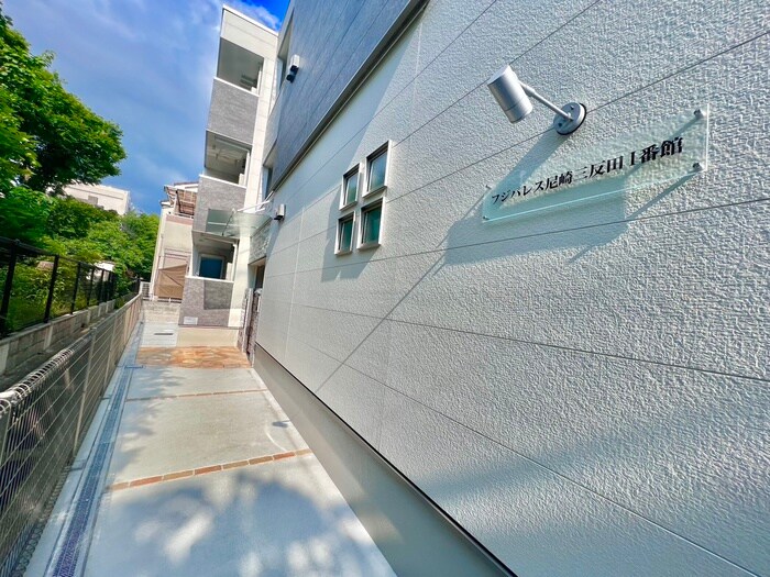 物件外観写真5　(エントランス部分)