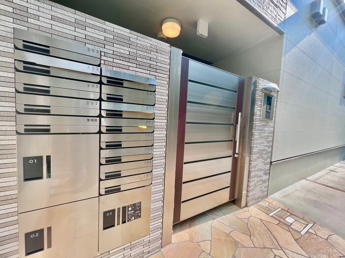 物件外観写真6　(エントランス部分)