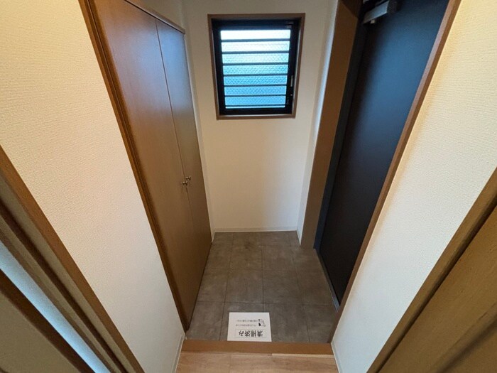物件内観写真18　(玄関)