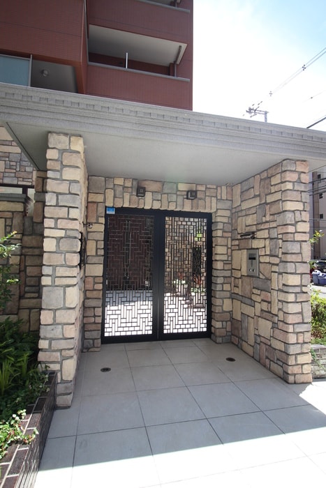 物件外観写真2　(エントランス部分)