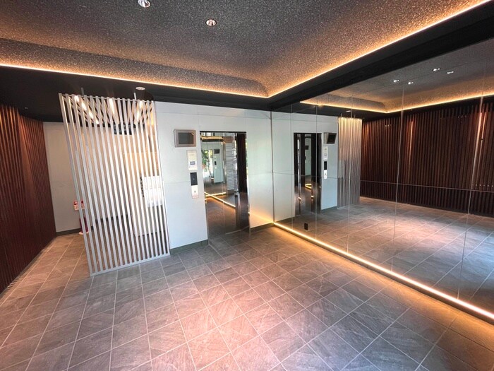 物件外観写真3　(エントランス部分)