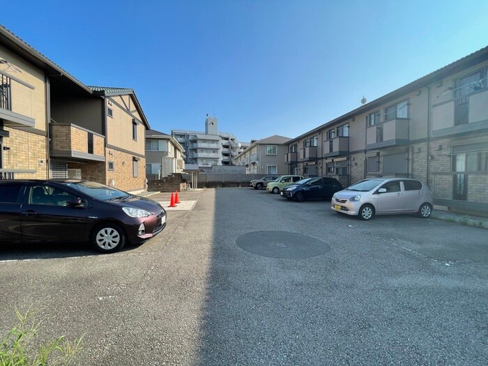 物件外観写真4　(駐車場)