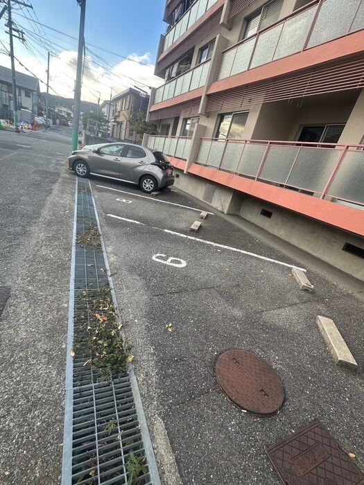 物件外観写真3　(駐車場)