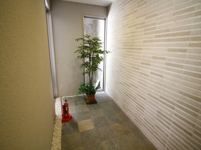 物件外観写真5　(エントランス部分)