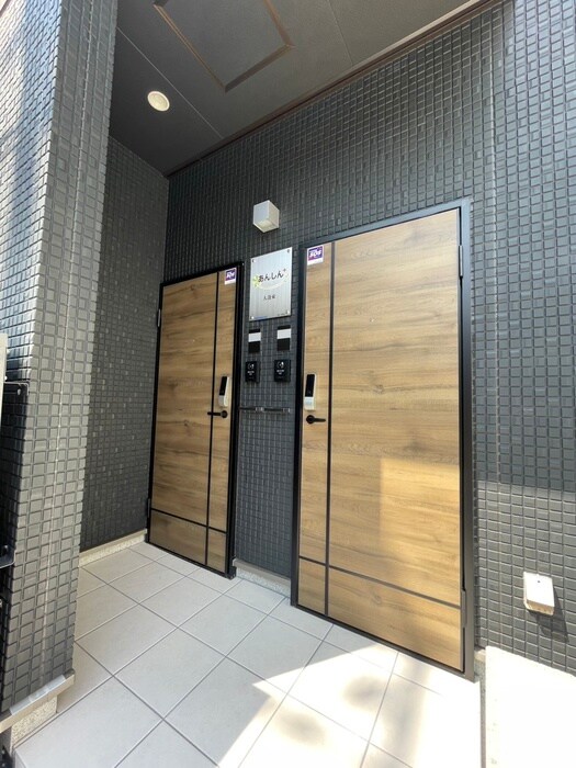 物件外観写真2　(エントランス部分)