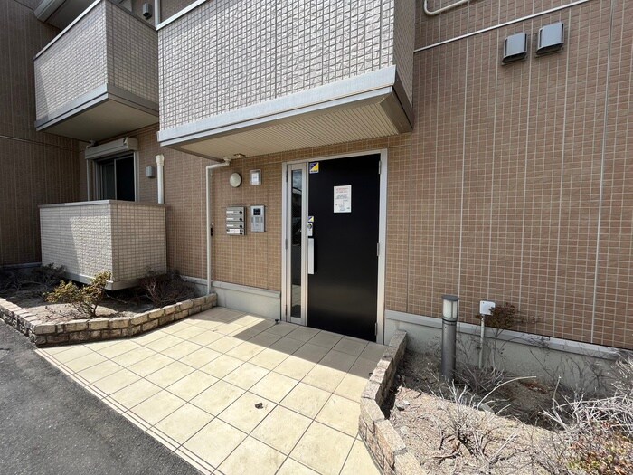 物件外観写真2　(エントランス部分)