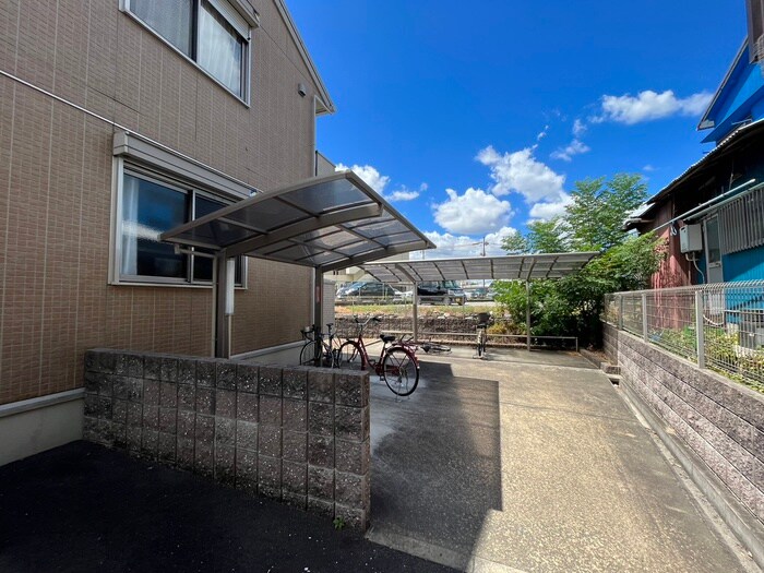 物件外観写真3　(駐輪場)