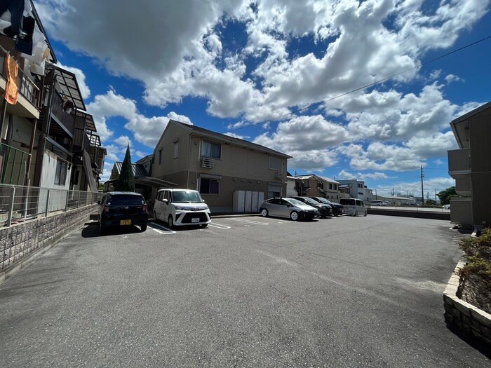 物件外観写真4　(駐車場)