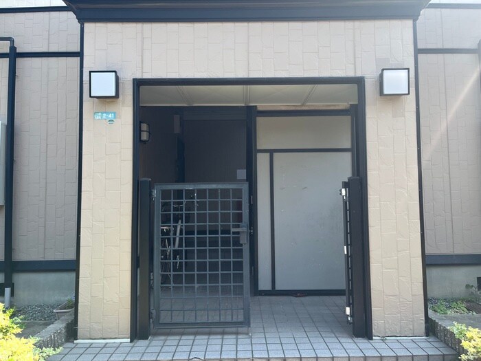 物件外観写真3　(エントランス部分)