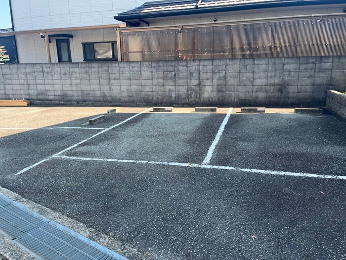 物件外観写真4　(駐車場)