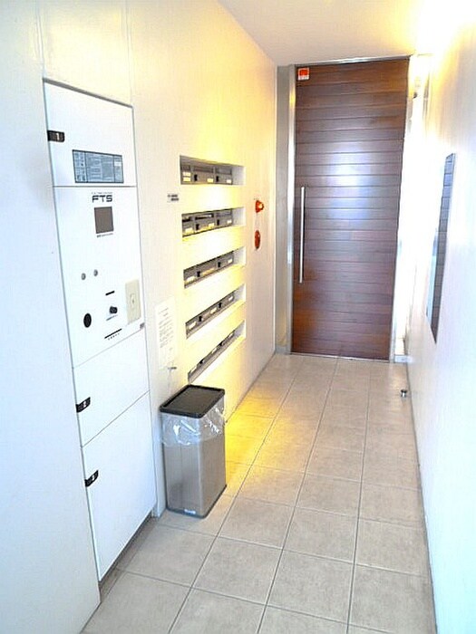 物件外観写真4　(エントランス部分)