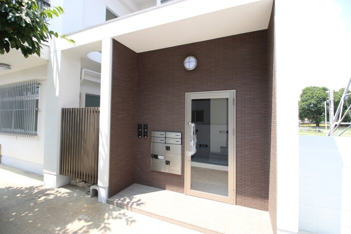 物件外観写真2　(エントランス部分)