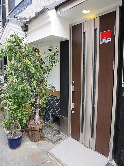 物件外観写真3　(エントランス部分)