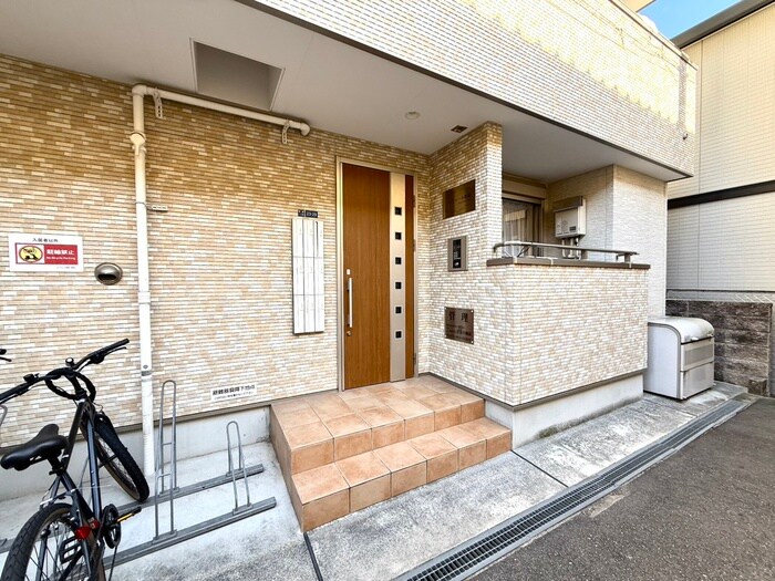 物件外観写真2　(エントランス部分)