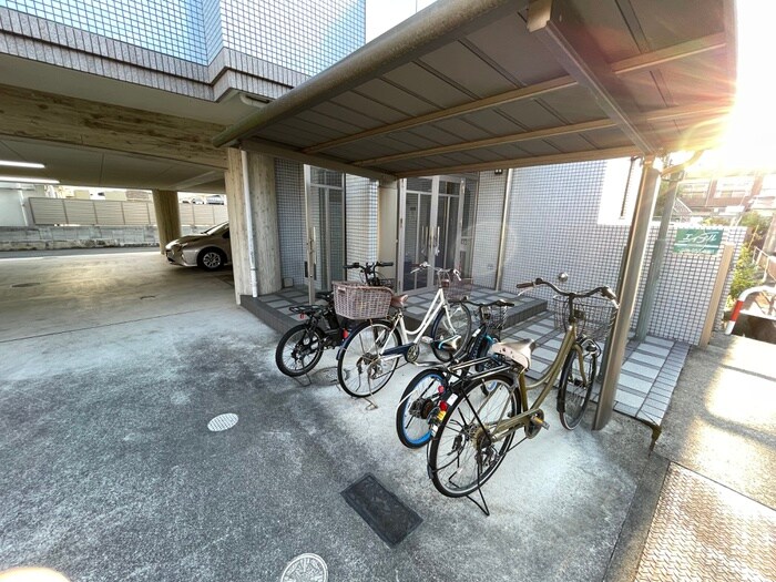 物件外観写真4　(駐輪場)