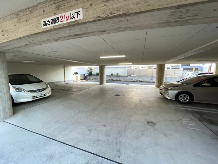 物件外観写真5　(駐車場)