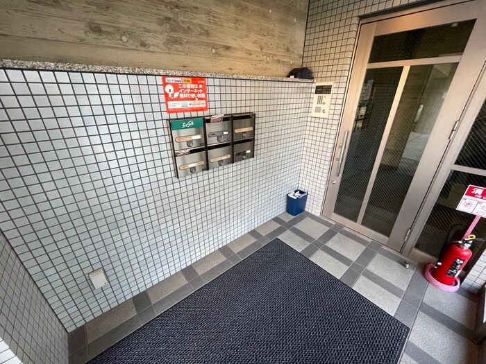 物件外観写真6　(エントランス部分)