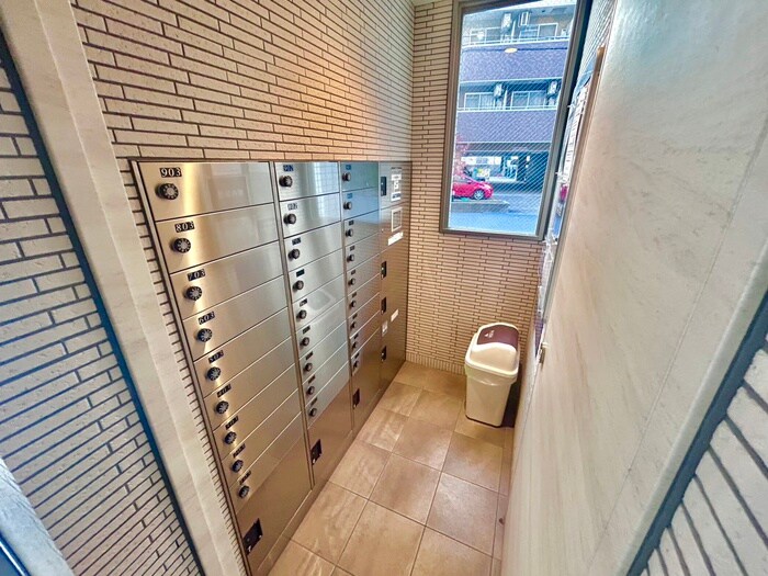 物件外観写真5　(エントランス部分)