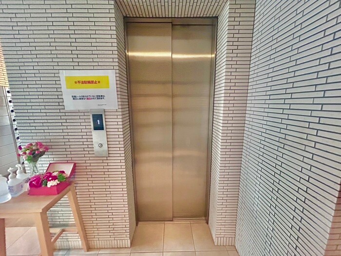 物件外観写真6　(エントランス部分)